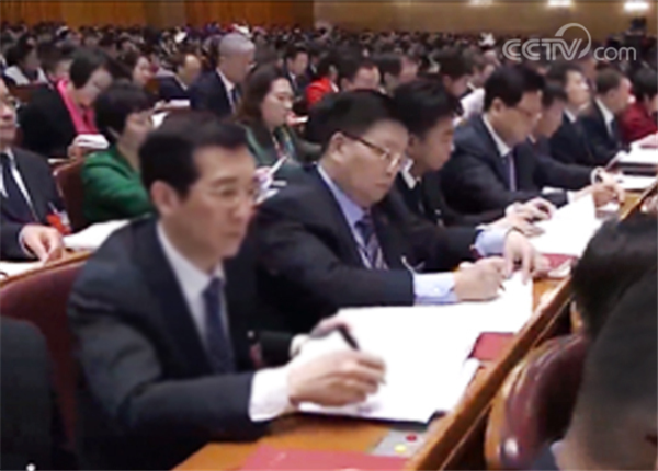 紧跟时代程序 谛听两会声音——JDB电子平台药业组织收看第十三届天下人民代表大会开幕式